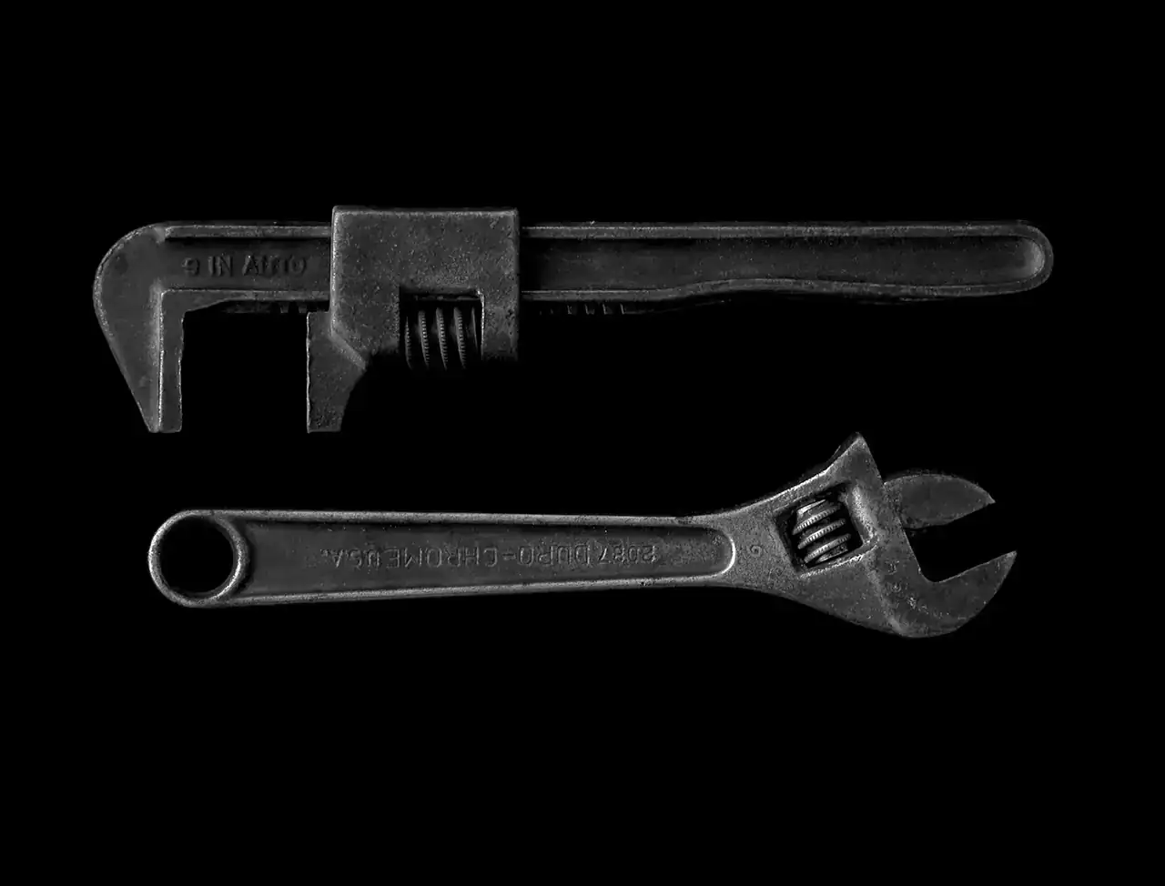 Pipe wrench and adjustable wrench